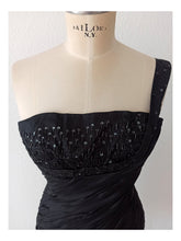 Cargar imagen en el visor de la galería, 1950s - Spectacular Black Sequined Silk Dress - W27 (68cm)
