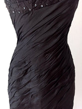 Cargar imagen en el visor de la galería, 1950s - Spectacular Black Sequined Silk Dress - W27 (68cm)
