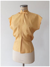 Cargar imagen en el visor de la galería, 1940s 1950s - Stunning Gold Silk Mao Collar Blouse - W34 (86cm)
