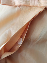 Cargar imagen en el visor de la galería, 1940s 1950s - Stunning Gold Silk Mao Collar Blouse - W34 (86cm)
