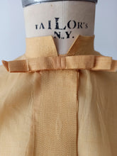 Cargar imagen en el visor de la galería, 1940s 1950s - Stunning Gold Silk Mao Collar Blouse - W34 (86cm)
