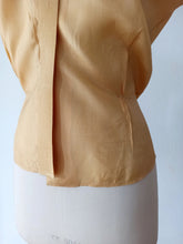 Cargar imagen en el visor de la galería, 1940s 1950s - Stunning Gold Silk Mao Collar Blouse - W34 (86cm)
