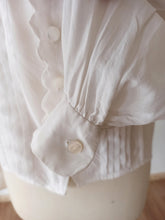 Cargar imagen en el visor de la galería, 1940s 1950s - Gorgeous White Silk Crepe Blouse - Sz Large

