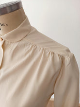 Cargar imagen en el visor de la galería, 1940s 1950s - Exquisite Ivory Rayon Blouse - W31 (80cm)
