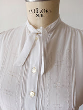 Laden Sie das Bild in den Galerie-Viewer, 1930s - Exquisite White Silk Crepe Blouse
