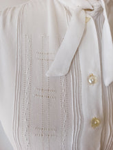 Laden Sie das Bild in den Galerie-Viewer, 1930s - Exquisite White Silk Crepe Blouse
