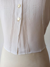 Laden Sie das Bild in den Galerie-Viewer, 1930s - Exquisite White Silk Crepe Blouse
