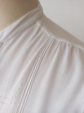Laden Sie das Bild in den Galerie-Viewer, 1930s - Exquisite White Silk Crepe Blouse
