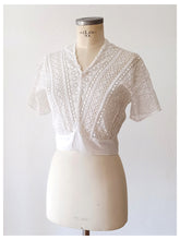 Cargar imagen en el visor de la galería, 1920s 1930s - Delicious Handmade Cotton Lace Blouse

