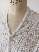 Cargar imagen en el visor de la galería, 1920s 1930s - Delicious Handmade Cotton Lace Blouse

