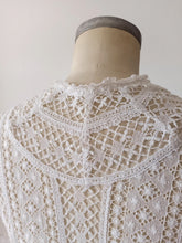 Cargar imagen en el visor de la galería, 1920s 1930s - Delicious Handmade Cotton Lace Blouse
