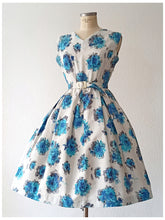 Charger l'image dans la galerie, 1950s - Fabulous Floral Cotton Dress - W29 (74cm)
