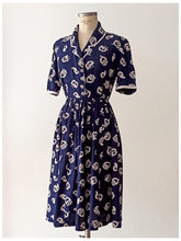 Cargar imagen en el visor de la galería, 1940s - Gorgeous Blue Printed Rayon Dress - W33 (84cm)
