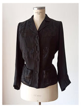 Cargar imagen en el visor de la galería, 1940s - PARIS - Exquisite New Look Black Silk Jacket - W28.5 (72cm)
