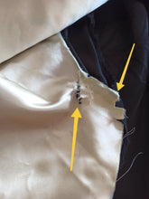 Cargar imagen en el visor de la galería, 1940s - PARIS - Exquisite New Look Black Silk Jacket - W28.5 (72cm)
