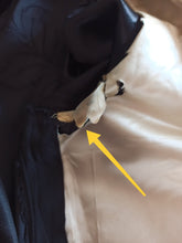 Cargar imagen en el visor de la galería, 1940s - PARIS - Exquisite New Look Black Silk Jacket - W28.5 (72cm)
