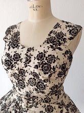 Laden Sie das Bild in den Galerie-Viewer, 1950s - Outstanding French Couture Bolero Dress - W28.5 (72cm)
