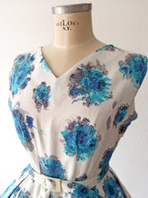 Charger l'image dans la galerie, 1950s - Fabulous Floral Cotton Dress - W29 (74cm)
