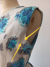 Charger l'image dans la galerie, 1950s - Fabulous Floral Cotton Dress - W29 (74cm)
