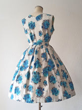 Charger l'image dans la galerie, 1950s - Fabulous Floral Cotton Dress - W29 (74cm)
