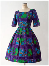 Charger l'image dans la galerie, 1950s 1960s - Stunning Purple Roseprint Cotton Dress - W27 (68cm)
