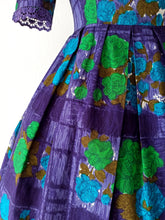 Charger l'image dans la galerie, 1950s 1960s - Stunning Purple Roseprint Cotton Dress - W27 (68cm)
