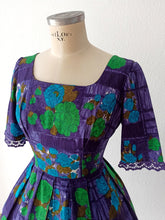 Charger l'image dans la galerie, 1950s 1960s - Stunning Purple Roseprint Cotton Dress - W27 (68cm)
