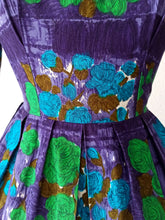 Charger l'image dans la galerie, 1950s 1960s - Stunning Purple Roseprint Cotton Dress - W27 (68cm)

