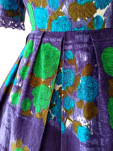 Charger l'image dans la galerie, 1950s 1960s - Stunning Purple Roseprint Cotton Dress - W27 (68cm)
