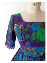 Charger l'image dans la galerie, 1950s 1960s - Stunning Purple Roseprint Cotton Dress - W27 (68cm)
