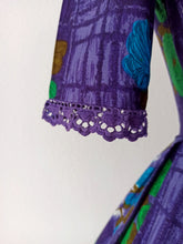 Charger l'image dans la galerie, 1950s 1960s - Stunning Purple Roseprint Cotton Dress - W27 (68cm)
