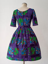 Charger l'image dans la galerie, 1950s 1960s - Stunning Purple Roseprint Cotton Dress - W27 (68cm)
