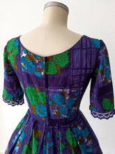 Charger l'image dans la galerie, 1950s 1960s - Stunning Purple Roseprint Cotton Dress - W27 (68cm)
