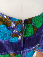 Charger l'image dans la galerie, 1950s 1960s - Stunning Purple Roseprint Cotton Dress - W27 (68cm)
