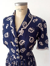 Cargar imagen en el visor de la galería, 1940s - Gorgeous Blue Printed Rayon Dress - W33 (84cm)
