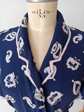 Cargar imagen en el visor de la galería, 1940s - Gorgeous Blue Printed Rayon Dress - W33 (84cm)
