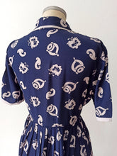 Cargar imagen en el visor de la galería, 1940s - Gorgeous Blue Printed Rayon Dress - W33 (84cm)
