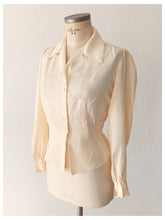 Cargar imagen en el visor de la galería, 1940s - Exquisite Embroidery Silk Crepe Blouse - Sz 42
