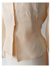 Cargar imagen en el visor de la galería, 1940s - Exquisite Embroidery Silk Crepe Blouse - Sz 42
