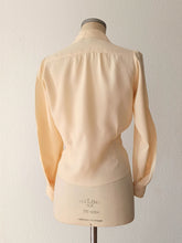 Cargar imagen en el visor de la galería, 1940s - Exquisite Embroidery Silk Crepe Blouse - Sz 42

