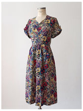 Cargar imagen en el visor de la galería, 1940s - GERMANY - Spectacular Floral Cold Rayon Silk Dress - W29 (74cm)

