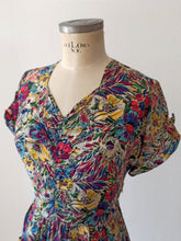 Cargar imagen en el visor de la galería, 1940s - GERMANY - Spectacular Floral Cold Rayon Silk Dress - W29 (74cm)
