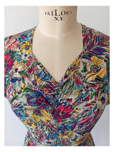Cargar imagen en el visor de la galería, 1940s - GERMANY - Spectacular Floral Cold Rayon Silk Dress - W29 (74cm)
