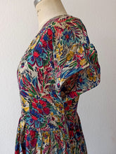 Cargar imagen en el visor de la galería, 1940s - GERMANY - Spectacular Floral Cold Rayon Silk Dress - W29 (74cm)
