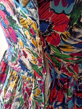 Cargar imagen en el visor de la galería, 1940s - GERMANY - Spectacular Floral Cold Rayon Silk Dress - W29 (74cm)
