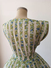 Load image into Gallery viewer, 1950s - Precious Floral Cotton Dress - W29 (74cm)
