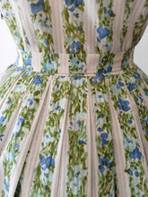 Load image into Gallery viewer, 1950s - Precious Floral Cotton Dress - W29 (74cm)
