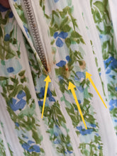Load image into Gallery viewer, 1950s - Precious Floral Cotton Dress - W29 (74cm)
