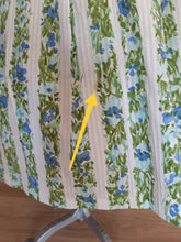 Load image into Gallery viewer, 1950s - Precious Floral Cotton Dress - W29 (74cm)
