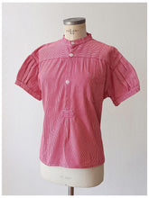 Laden Sie das Bild in den Galerie-Viewer, 1940s - Gorgeous Red Stripes Workwear Blouse - Sz 52

